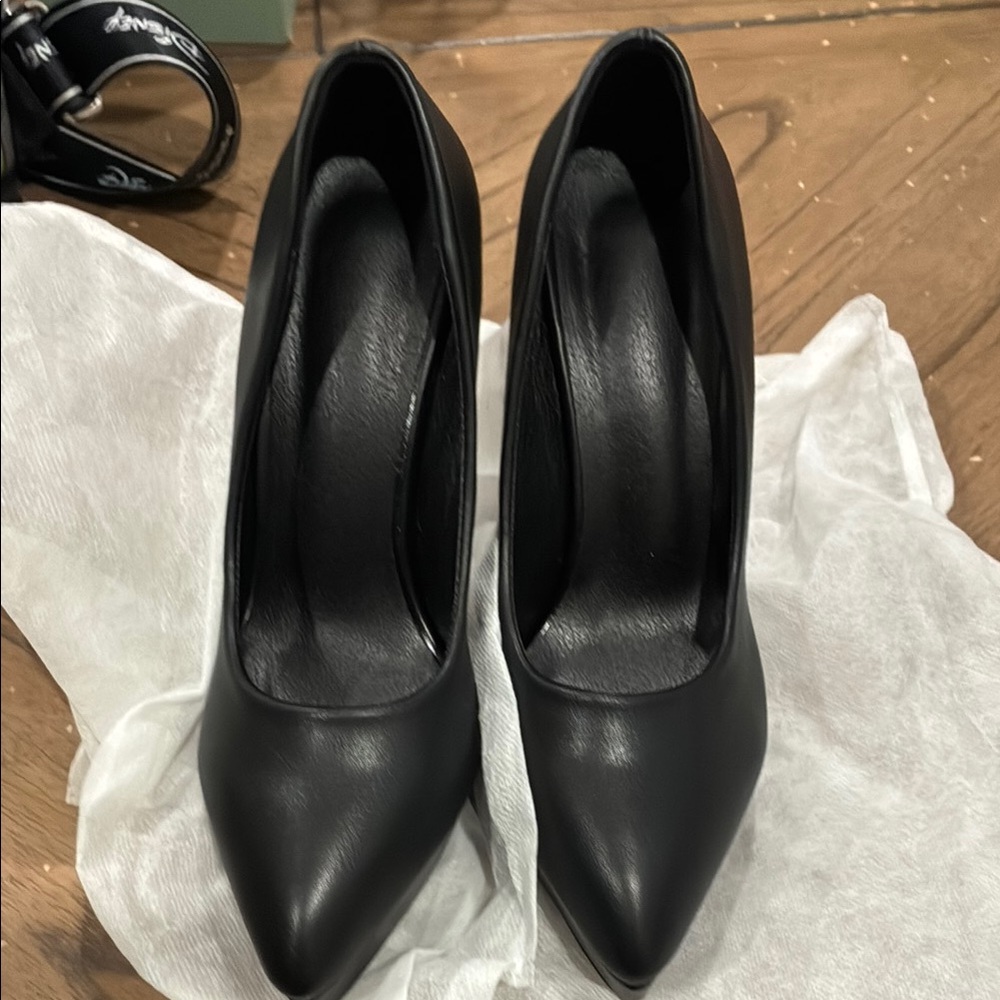 Elegant Black Women's Pumps